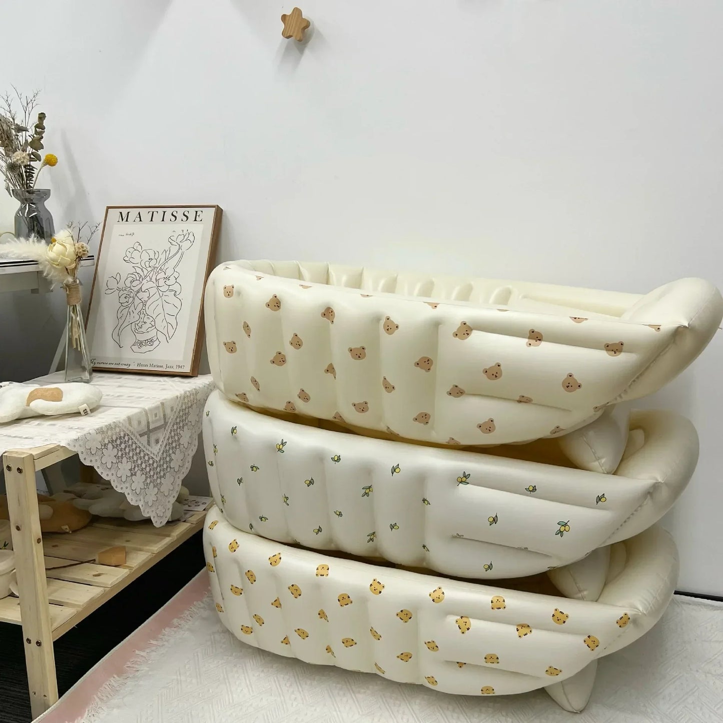 Inflatable baby bath with back support